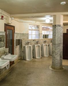 Men's Room - Vista House, Crown Point, OR via Acroterion | Wikimedia Commons
